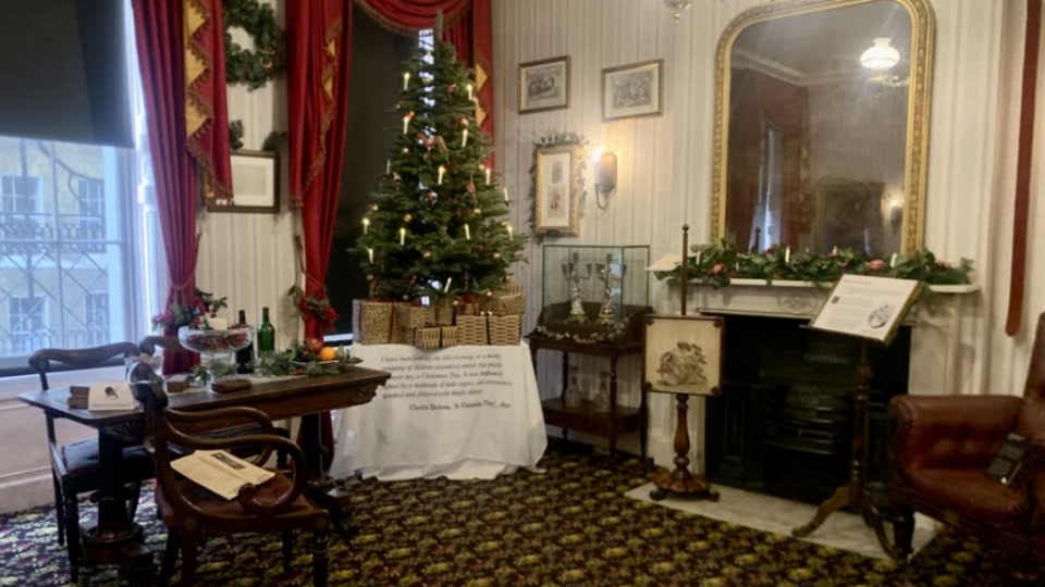 Dickens_drawing_room_at_Christmas